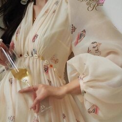 Maxi Dress แม็กซี่เดรสแขนยาวเนื้อผ้าพิมพ์ลายหอยสวยช่วงอกเย็บจีบ ประดับด้วยหอยรอบเอว ท่อนล่างกระโปรงยาวบานพริ้วสวย ใส่ง่าย ใสสบาย เนื้อผ้าอย่างดี แนะนำเลย รับรองใส่ออกมาไม่ผิดหวัง บอกเลยห้ามพลาดเด็ดขาดงานดีงานสวยจริงต้อง Widelia @ Real