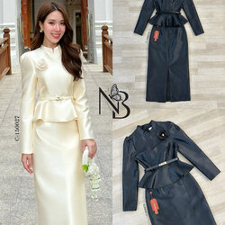 ชุดเซ็ตแขนยา คอกลม มีซัปในฟองน้ำในตัว มาคู่กับกระโปรงยาวทรงชุดไทย พับจีบด้านข้าง ผ่าทรงVด้านหลัง งานอัดกาวอย่างดีอยู่ทรง ใส่คู่กับเข็มกลัดดอไม้และเข็มขัดคือ สวยหรูลงตัวมาก ดีไซน์สวยดูผู้ดีแบบไทยๆ ไม่ซ้ำใคร ใส่ได้หลายโอกาศ ราคาคุ้มสุดๆ ห้ามพลาดนะคะ ᾗ