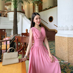 เดรสผ้าชีฟองแบบพริ้วๆระบายๆ สีชมพูลุคหวานแบบลัคชู แต่งผูกเชือกที่ไหล่ ทรงแขนกุด คอวี ชุดมีฟองน้ำและซับใน งานซิบหลัง ใส่ชิลๆไปทะเล หรือออกงาน ออกเดท ได้ เลยนะ สวยเกินใครเลยค่ะ สาวๆ 🩷 #งานป้ายนาบี #งานป้ายnabi #นาบีแบรนด์ #ชุดเดรส #เสื้อผ้างานป้าย #