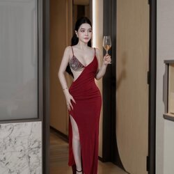 เดรสยาวแต่งเพชรที่หน้าอกและสายชุด สายสามารถปรับได้ ทรงสวยมาก แต่งเป็นซีทรู สวยลงตัว หรูหรามาก ชายกระโปรงผ่าขึ้นมา1ข้าง ชุดมีซับในอย่างดี หน้าอกมีฟองน้ำ มีซิบด้านข้าง ใส่ออกงาน ดินเนอร์ งานแต่ง ปาตี้