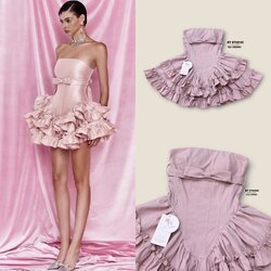 เดรสสั้นเกาะอกสีชมพูสวยหวานละมุลมาก มาพร้อมสายคาดผูกโบว์ใต้อกแต่งระบายชายกระโปรงชั้น ๆ ระบายบาน ๆ อกเสริมฟองน้ำ งานสวยเนื้อผ้าดี คัตติ๊งสวยมากค่ะ