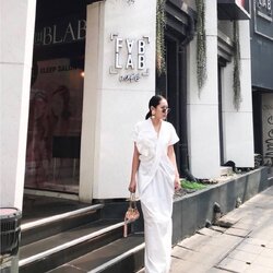 : เดรสตัวยาวสีขาวคอวี ช่วงอกแต่งดอกไม้สีขาวเพิ่มความโดดเด่น ตัวชุดเป็นทรงปล่อยๆ สาวๆที่มองหาชุดเรียบๆแต่ไม่ทิ้งความโดดเด่นต้องรุ่นนี้เลยค่า