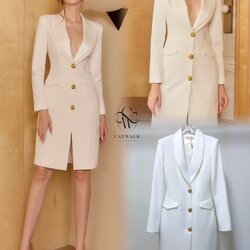 เดรสสูทปกกล้วยแต่งกระดุมทอง เนื้อผ้าเกรดเอ เนื้อนุ่มเป็นทรงสวย ตัวชุดเป็นทรงเข้ารูป ปกตัวชุดใช้ผ้าเครปกึ่งเงา กระโปรงเป็นทรงสอบ มีกระเป๋า 2 ข้าง ใช้งานได้จริง ด้านหน้าแต่งด้วยกระดุมทองสุดหรู จะใส่เป็นเดรสหรือใส่คลุมเก๋ๆ ก็ดูดีสุดๆ งานเกรดไฮเอน งานป้ายCATW
