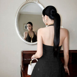 มินิเดรสคล้องคอทวิสทรงเปิดหลัง ดีเทลโครตหรูหรา มีช่องกระเป๋าด้านหน้า ชุดมีฟองน้ำและซับในทั้งตัว สวยมาก งานแฟชั่นสุดปัง งานจริงสวยจึ้ง ผ้าดีสุดๆ คอนเฟริมเลยค่ะ🖤 #BRANDMABEL #งานป้ายmabel