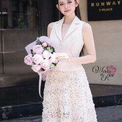 Set เสื้อแขนกุดปกสูทกับกระโปรงยาว ตัวเสื้อผ้าเรียบ สีพื้น อกมีกระดุมเพชร กระดุมหน้า กระโปรงเนื้อผ้าลูกไม้ป๊อบอัพ เอวสูง ซิปหลัง ชุดนี้งานสวยมากๆ ผ้าดีมีน้ำหนัก ไม่บาง ผ้าใส่สบายผิว