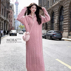 เดรสไหมพรหมแขนยาว คอเต่า เนื้อผ้านุ่มใส่สบาย ปักโลโก้ด้านหน้า มีซิปรูด เป็นอีกหนึ่งคอลเลคชั่นแนะนำสำหรับหนาวนี้เลยค่าา