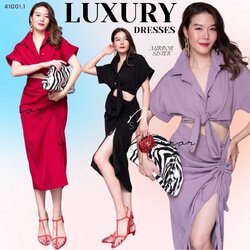 เดรสดีไซน์เก๋เหมือนใส่เสื้อเชิ้ตผูกเอวคูู่่กับกระโปรง แต่จริงๆแล้วเป็นชุดติดกัน ช่วงบนเป็นเชิ้ตแขนสั้น มีกระดุมผ่าหน้าเปิดปิดได้ ช่วงล่างเป็นกระโปรงทรงสอบ แต่งรูดขึ้นลงได้ตามสไตล์ที่ชอบ