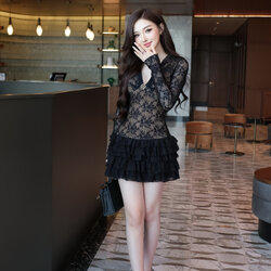 เดรสลูกไม้สีดำแขนยาวซีทรูซ้อนซับสีเนื้อ ดีไซน์เข้ารูปช่วงตัวคอวีลึกแต่งเข็มกลัดสีทองช่วงอกเพิ่มความหรูหราตัดต่อกระโปรงสั้นบานระบายเลเยอร์ชั้นๆด้วยผ้าลูกไม้ดูพริ้วหวานแฝงความเซ็กซี่ลงตัวเหมาะกับลุคดินเนอร์หรือออกงานกลางคืนที่ต้องการความโดดเด่นและดูแพง