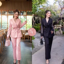 เซท 3 ชิ้น เสื้อเบเซอร์แขนยาวคอปกใหญ่ แต่งกระดุม 2 เม็ดกระเป๋าข้างใช้งานได้จริงมาพร้อม โชคเกอร์ผูกรอบคอหรือใส่เป็นเข็มขัดติดดอกกุหลาบก้สวยมาก ๆ แมทซ์กับกางเกงขายาวกระเป๋ากางเกงใช้งานได้จริง