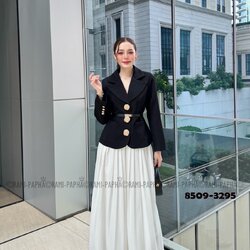 สูท+กระโปรง+เข็มขัด Set.3ชิ้น เสื้อสูทสีดำดีเทลเก๋ กระดุมหน้าสีทองสวยหรูโดดเด่น(กระดุมแป๊ะใช้งานได้จริง ใช้งานง่ายมากค่า) ไหล่เสริมฟองน้ำให้ดูสง่า มีกระเป๋าใช้งานได้จริง ซับในงานสูทอย่างดีทั้งตัว +++มาคู่กับ กระโปรงพลีทขาว มีซับใน ซิปข้าง +++มาคู่กับ พร้อ