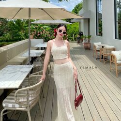 Pimala Brand☁️ เซ็ทไหมพรมสาวทะเลต้องไม่พลาด เสื้อสายเดี่ยวไหมพรมอย่างดีลายน่ารักดูแพงมาก มีอะไหล่อักษรสีทองเพิ่มคสามหรูแกรนด์ให้กับชุดสายถักผูกหลังปรับได้เลยน้า มีฟองน้ำอก มีซับใน มาคู่กับกระโปรงยาวไหมพรมลายน่ารักเข้าเซ็ทกันเลยค่า