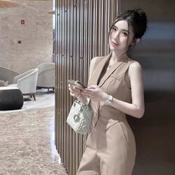 ชุดเซต เสื้อ+กางเกงขายาว เสื้อมีดีเทลแต่งกระดุมหน้า มีซับในอย่างดี หน้าอกมาฟองน้ำ เนื้อผ้าดีมากๆ มาคู่กับกางเกงขายาวสวยมาก กางเกงมีซิบด้านหน้า ใส่เที่ยว ร้านกาแฟ