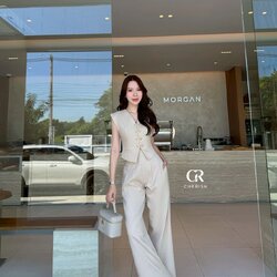 ชุดเซ็ท เสื้อ+กางเกง ตัวเสื้อคอวี แต่งกระดุมสีทองทำให้ดูเก๋มากยิ่งขึ้น มาพร้อมตัวกางเกงเอวสูงขากระบอกใหญ่ใส่สบาย มีกระเป๋า 2 ข้างใช้งานได้จริง ชุดสวยโดดเด่นแบบใหม่ ต้องมีนะคร่า