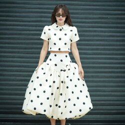 เซ็ตลายจุดโทนสีขาวจุดดำ เนื้อผ้าเกรดพรีเมี่ยมพิมพ์ลายจุด เสื้อทรงครอปปกคอบัวกระดุมหน้า กระโปรงยาวสุ่มพอง ใช้ผ้าอย่างดีในการตัดเย็บ บุซับ อัดกาว ทรงสวย คอมพลีทลุคจบด้วยเซ็ตเดียว #showroombrand #งานป้ายshowroom #งานป้ายคุณภาพดี #งานแฟชั่น #เสื้อผ้างานป้าย #