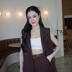 Set3ชิ้นเสื้อเบเซอร์+กางเกง+เข็มขัด เสื้อเบเซอร์แขนกุดคอวีสีน้ำตาลกระดุมด้านหน้าใช้งานได้จริงมาคู่กับกางเกงทรงเอวสูง+เข็มขัด ดอกกุหลาบสองดอกเป็นเข็มกลัดสามมารถถอดออกได้