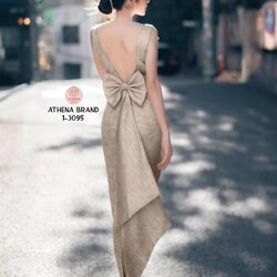 Tag 🔖 :Athena (อธีน่า) Brand Detail :: Dress Maxi Dress คอวี หน้าอกเสริมฟองน้ำจัดทรงสวย ดีไซน์เว้าหลังและตกแต่งเข็มกลัดโบว์(สามารถถอดออกได้) เนื้อผ้ามีTexture คุณภาพพรีเมียม ชายกระโปรงด้านหลังผ่า งานมีซับในสวมใส่แบบซิปด้านหลัง สวยละมุน เรียบหรูผู้