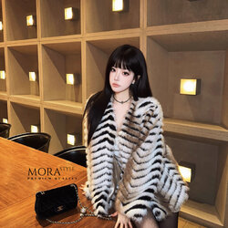 เสื้อคลุมแขนยาวแต่งขนทั้งตัว แต่งลายเสื้อตัดดำ งานสวยแพง เหมาะกับแฟชั่นหนาวนี้สุดๆ ดีไซน์ออกมาเก๋ งานคือน่ารักมากค่ะ สาวๆต้องมีติดตู้นะคะ