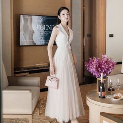 เดรสยาวแขนกุด คอปกสูทดีไซน์เรียบหรู เพิ่มดีเทลโบว์เล็กๆ ที่ช่วงเอวช่วยเน้นทรงให้ดูเพรียว กระโปรงผ้าตาข่ายเนื้อนิ่มซ้อนเลเยอร์ทิ้งตัวพริ้วสวย ลุคนี้หวานแบบผู้ดี ใส่ออกงาน กลางวันก็เริ่ด ใส่ทำบุญ งานมงคล หรือดินเนอร์ก็สวยสง่ามาก Swan Studio