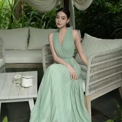 เดรสแขนกุดพลีตสีเขียวตัวยาว มาพร้อมเชือกสานผูกเอว ราคานี้มือต้องไวเลยค่า รุ่นนี้ใส่สวย เนื้อผ้าดีมากกกกกกก ห้ามพลาดเลยค่า