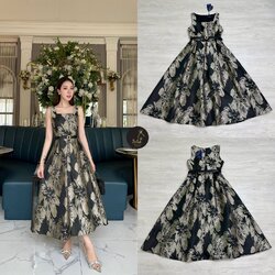 เดรสยาวคลุมเข่า แขนกุด ดีเทลแต่งคอตัดเหลี่ยม อก เอว เข้ารูป ตัวกระโปรงแต่งจับจีบยกพองบานออก เนื้อผ้าทอลายดอกไม้ มีซิปหลังช่อน ชับใน มาพร้อมเข้มขัดสีดำหัวอะไหล่ดอกไม้สีทอง ใส่แมทซ์กัน สวย หรู ดูดี สุดๆ ค่ะ