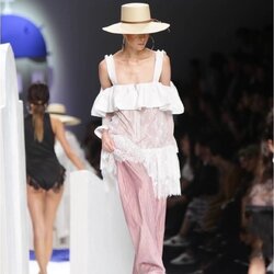 เซ็ตเสื้อลูกไม้สีขาวทรงเปิดไหล่ ช่วงอกแต่งระบายเพิ่มความโดดเด่น ใส่คู่กับกางเกงขายางลายทางสีชมพู เก๋สุดๆค่