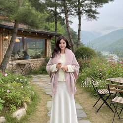 เซ็ต 3 ชิ้น เสื้อคลุมแขนยาว แต่งกระดุมด้านหน้า มีผ้าคลุมไหล่แต่งขนเฟอร์ให้ 1 ผืน มาพร้อมกับ กระโปรงยาวผ้าลื่นทิ้งตัวใส่สบายใส่แมทช์สวยมากค่ะ