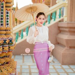 Tag 🔖 :Athena (อธีน่า) Brand Detail :: เสื้อ+กระโปรง+เข็มขัด Set 3 ชิ้น เสื้อแขนยาวดีไซน์แต่งกระดุมเรียงสามารถแกะใช้งานได้จริง ด้านหน้าตกแต่งระบายลูกไม้ แมตช์มาคู่กับกระโปรงพิมพ์ลายป้ายทบคล้ายงานผ้าซิ่นสำเร็จทรงเข้ารูป เนื้อผ้าดี๊ดี มีTexture มีซั