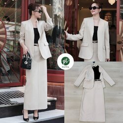 Set 3ชิ้น สุดคุ้ม เสื้อคลุมเบเซอร์แขนยาว สีครีม กระเป๋าหน้าใช้งานได้จริง มาพร้อมเสื้อกล้ามสีดำ คอกลมตัวใน เนื้อผ้ายืดหยุ่นได้ตามตัว แมทซ์กับกระโปรงยาวทรงสอบสีครีม ดีเทลแต่งผ่าหลังยาว (ซิปหลัง) ใส่คู่กับเข้มขัดสีดำเส้นเล็ก สวย เนื้อผ้าดีสุดๆ ลุคCEO ติดแกรม