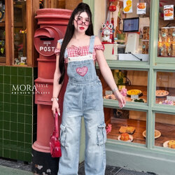 เอี้ยมยีนส์ขายาวแต่งลูกไม้ ปักหัวใจลายสก๊อตสีแดง มีกระเป๋าด้านข้าง สายเอี้ยมปรับระดับได้ ใส่แมทกับเสื้อได้หลายแบบ เป็นอีกรุ่นที่ใส่ถ่ายรูปน่ารักทุกมุมเลยค่าาา