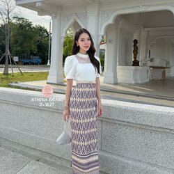 เซท 2 ชิ้น เสื้อระบายคอเป็นชั้น ๆ แขนยาวปลายแขนแต่งระบายออก กระดุมหน้า มาพร้อมผ้าถุงพิมพ์ลายสำเร็จ งานสวยเนื้อผ้าดี คัตติ๊งสวยมากค่ะ ใส่แมทซ์กันแล้วดูแพงมากคร้าา