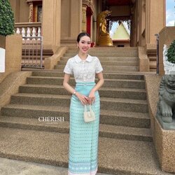 บุญบวช ขึ้นบ้านใหม่ ไปวัดหรือไปวา สาวๆห้ามพลาดชุดไทย สวยเก๋ไม่ซ้ำใคร ตัวเสื้อลูกไม้คอปกสุดน่ารักตกแต่งกระดุมหน้าพร้อมซับในทั้งตัว ตัวกระโปรงเป็นผ้าถุงมีเทคเจอร์พิมพ์ลายไทยพับจีบหน้าผ่าหลังใส่สะดวกสบายแถมเข็มขัดให้อย่างดีเลยเจ้าค่า จะออกจะเข้าพรรษา งานบุญง