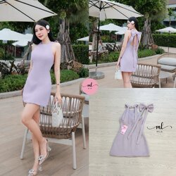 เดรสสีม่วงลาเวนเดอร์คอสูงมีกระดุมคอ สายหลังยาวโชว์หลัง ทรงเข้ารูป เนื้อผ้าสัมผัสเนียนนุ่ม ใส่แล้วเก็บทรงสวยเป๊ะ ( เสริมฟองน้ำและซิปหลังซ่อนอย่างดี ) มาพร้อมโบว์ใหญ่ถอดได้ กระดุมแป๊ก เพิ่มลุคหวานละมุนแบบสาวเกาหลี ตัดเย็บประณีต งานเนี้ยบสวยเป๊ะเลยค่ะ
