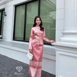 เซ็ตชุดไทยจิตรดาแขนยาวสีชมพูมาคู่กับผ้าถุงลายไทย ฟินนาเล่มากค่ารุ่นนี้ ราคาดีมากกกกกกค่า รุ่นนี้ผ้าดีใส่สวย ฟูฟ่อง เป็นทรง ถ่ายรูปดีมาก ปังปุริเย้แน่นอนค่า ห้ามพลาดเลย