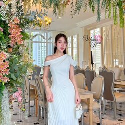 Dress เดรสตัวยาว ปาดไหล่ กระโปรงปลายเฉียง เนื้อผ้าเรียบ สีพื้น ซิปข้าง ผ้าอัดพลีท ผ้าอย่างดี มีน้ำหนัก ไม่บาง งานคัตติ้งเนี๊ยบ ทรงสวยเป๊ะมาก รับรองใส่ออกมาไม่ผิดหวังการันตีให้เลย บอกเลยห้ามพลาดเด็ดขาด