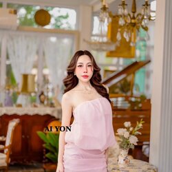 เสื้อเกาะอกสุดเก๋ด้านหน้าข้างในมียางเกาะอก ด้านนอกแต่ผ้าซีทรูทรงพองบอลลูน ซับในครึ่งตัวเซ็กซี่หน่อยๆ มีบลาในตัวด้านหลังเป็นสม็อคและเสริมด้วยผ้าติดกระดุมแป๊กใส่ง่าย แมทช์คู่กับกระโปรงเอวสูงทรงสุดน่ารัก