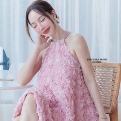 เดรสสั้นเว้าไหล่สีชมพูทรงปล่อย งานปักดอกกุหลาบ 3D หนาหลายร้อยดอกทั้งชุด แต่งสายริบบิ้นผูกโบว์ด้านหลัง สายปรับความยาวได้ ช่วงกระโปรงใช้ผ้าเยอะให้ความพองบานสวยมาก รุ่นนี้ใส่ชิลล์ถ่ายรูปสวยได้ทุกโอกาสเลยนะคะ #PACHARABRAND