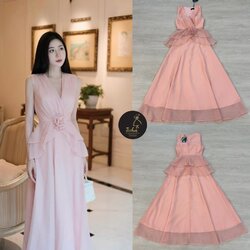 Set 2 ชิ้น เสื้อแขนกุดสีชมพูโอโรส ดีเทลแต่งคอวีไขว้หน้า ช่วงอกแต่งจับจีบ เสริมฟองน้ำมาอย่างดี ปลายชายเสื้อแต่งระบาย เว้าหน้า บานออก มาพร้อมเข้มกลัดดอกไม้สีเดียวกัน ใส่แมทซ์กับกระโปรงยาว ทรงบานออก พริ้วๆ งานทั้งสองชิ้นเนื้อผ้าสีเดียวกัน มีซับใน ซิปหลัง ใส่