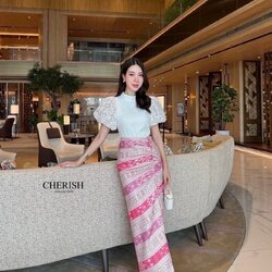 ชุดไทย Set 3 ชิ้น ตัวเสื้อลูกไม้คอปีน แขนตุ๊กตาฟูฟ่องแบบเก๋ มาพร้อมซับในทั้งตัว ตัวผ้าถุงพิมพ์ลายไทยพับจีบหน้าผ่าข้างช่วยทำให้ขาดูเรียวยาว แถมเข็มขัด สวยงามอย่างไทย ใครใส่ก็ไม่เฉย ต้องจัดสักชุดนะคะ