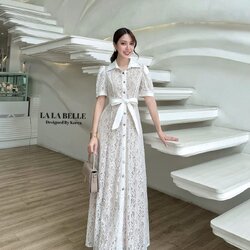 Detail : แม็กซี่เดรสลูกไม้ลายดอกไม้คอปกกระดุมหน้ายาวแขนสั้นตุ๊กตาเสริมผ้าให้ไหล่ยกเพิ่มความน่ารักเย็บเข้ารูปเข้าทรงยาวมาพร้อมเชือกผูกโบว์ช่วงเอวจะผูกโบว์ด้านหน้าหรือด้านหลังก็ได้กระโปรงยาวใช้ผ้าเยอะกระโปรงเป็นลอนทิ้งตัวสวยมีซับในสีเนื้อยาวถึงปลายชุดผ้าลูก