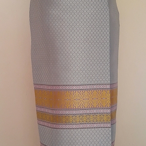 ผ้าถุงไหมสำเร็จรูป (สีเทา ลายสุโขทัย) งานตัดเย็บประณีต อัดผ้ากาวตามสีของผ้าถุง เนื้องานดีเกรด A (รอบเอว 28 นิ้ว)