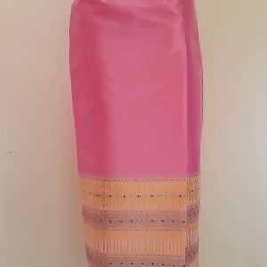 ผ้าถุงไหมสำเร็จรูป (สีชมพู) งานตัดเย็บประณีต อัดผ้ากาวตามสีของผ้าถุง เนื้องานดีเกรด A (รอบเอว 28 นิ้ว)