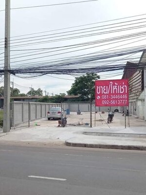 ที่ดินเจ้าของขายเองติดBiG C ติดถนนชยางกูรอำเภอเมืองมุกดาหาร111ตารางวา เทพื้นปูนมีรั้วกำแพงรอบที่ดิน เหมาะทำธุรกิจติดถนนสายหลักขายถูกต่อรองราคาได้