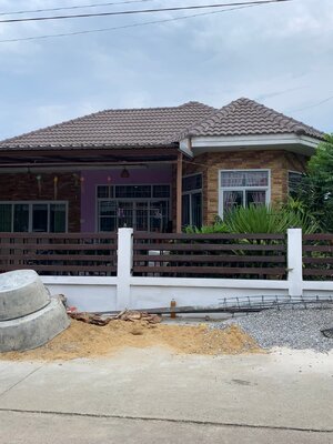 บ้านเดี่ยว 59.8 ตรว.3 ห้องนอน 2 ห้องนํ้าเฟอร์นิเจอร์ครบครันบ้านกว้างมีพื้นที่สวนพร้อมสำหรับทุกคนในครอบครัวบ้านสิริทรัพย์ อ.บ้านโป่ง จ.ราชบุรี