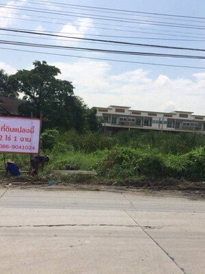 ขายที่ดินติดถนนใหญ่ศุขประยูรเหมาะแก่การทำธุรกิจพื้นที่กว้าง 2ไร่ 1งานหน้ากว้าง 55 เมตรห่างจากปั๊มพีที 134 ม. อ.พนัสนิคม จ.ชลบุรี